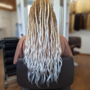 Rastapatside pikendused inimjuuksest, pehme ja loomulik tulemus lahtiste otstega.