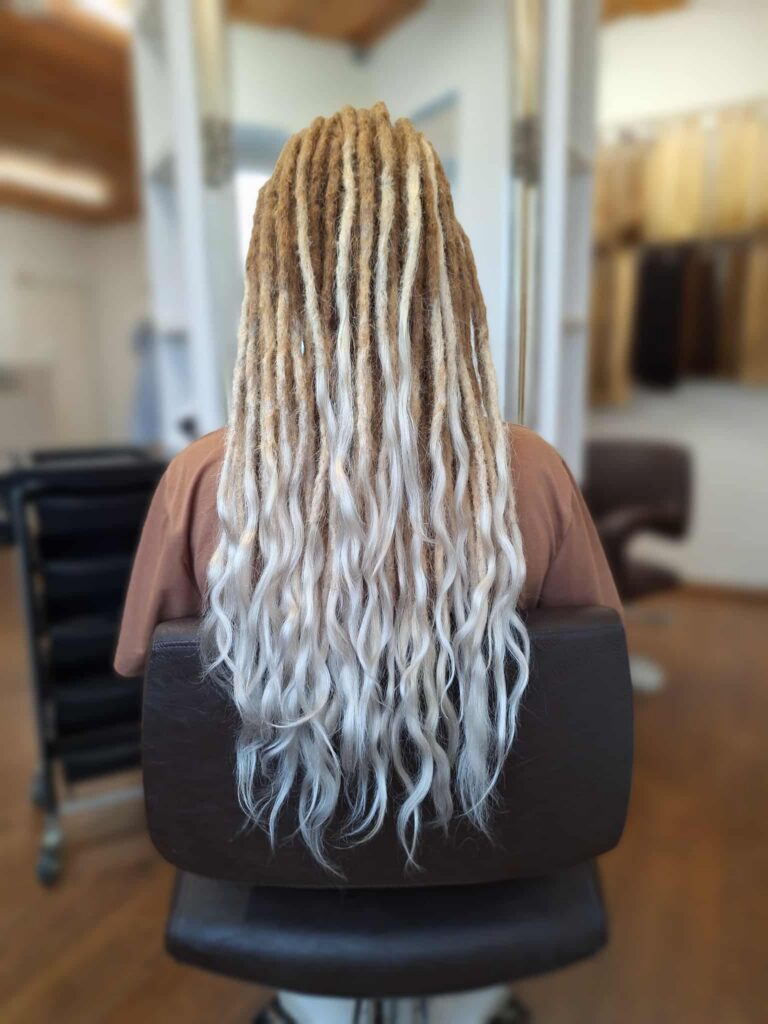 Rastapatside pikendused inimjuuksest, pehme ja loomulik tulemus lahtiste otstega.