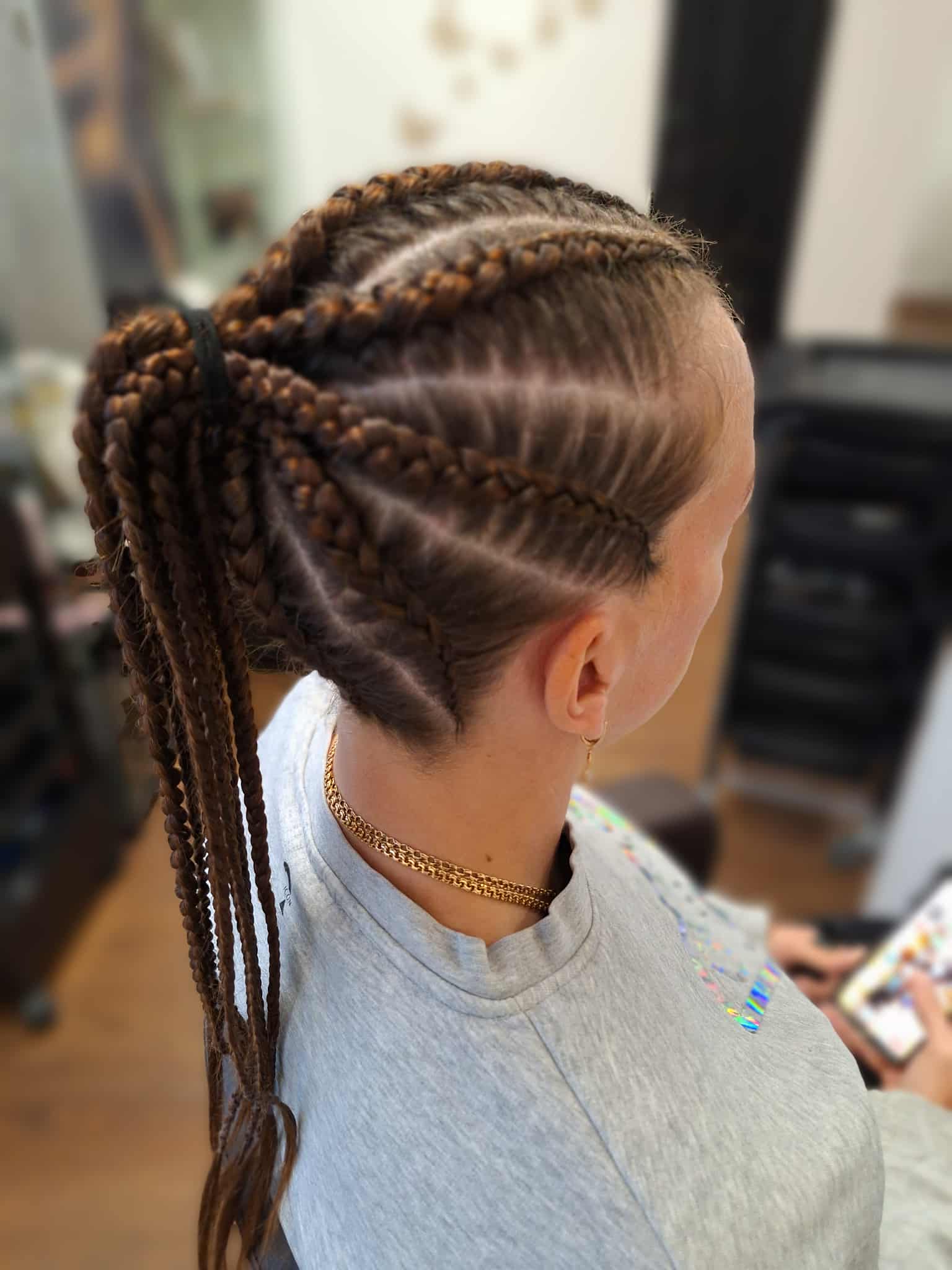 Cornrow stiilis punutised ilma lisamaterjalita, kinnitatud hobusesabasse.