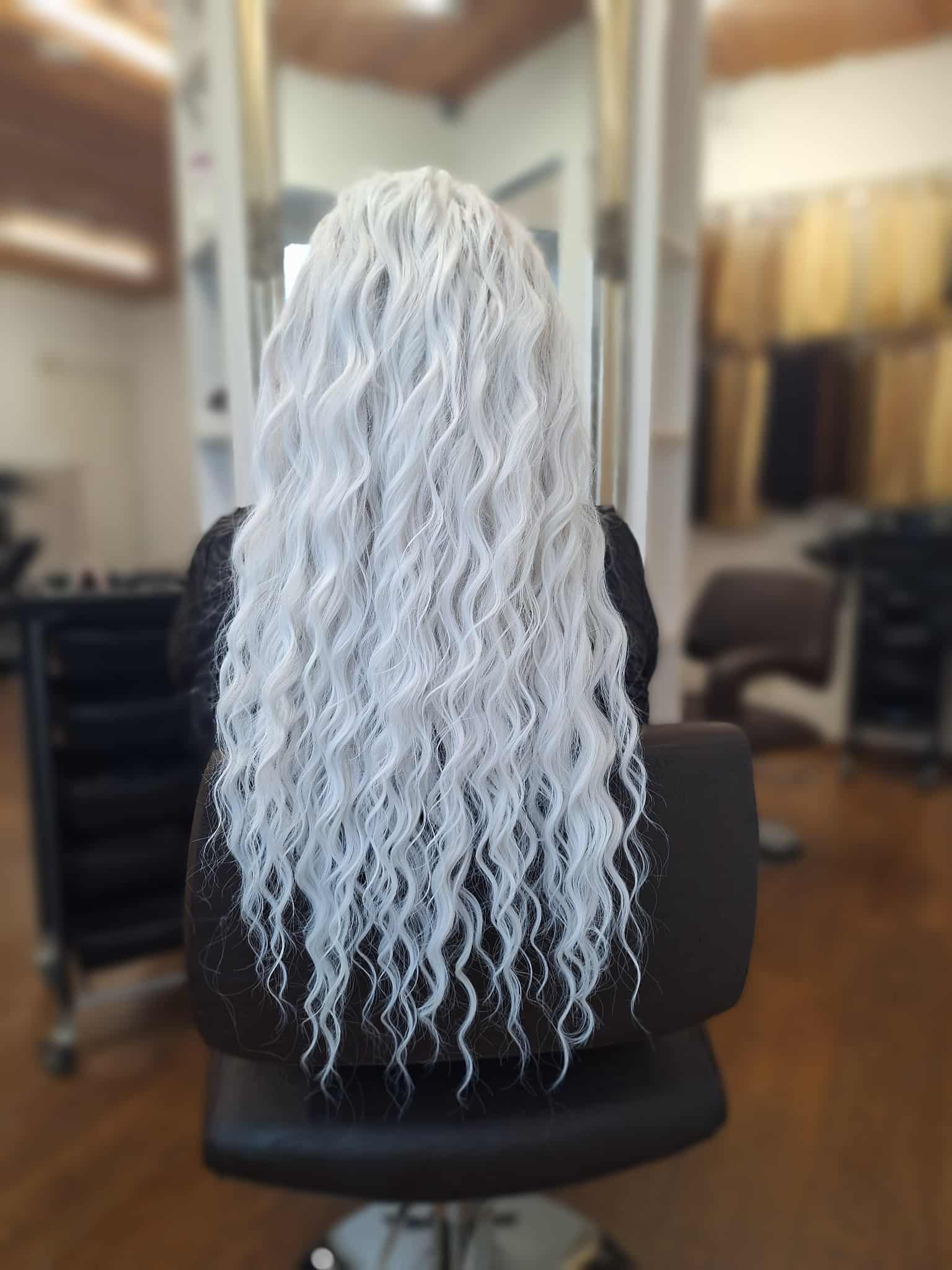 Blondid kammitavad lokipatsid, paigaldatud punumismeetodil.