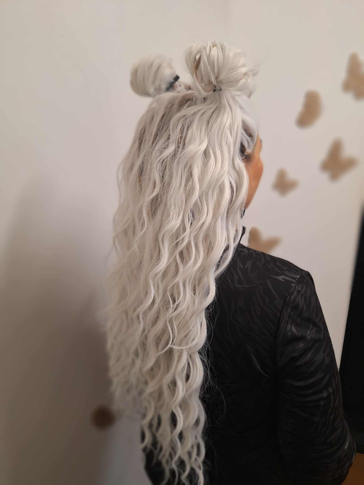 Blondid kammitavad lokipatsid, paigaldatud punumismeetodil.