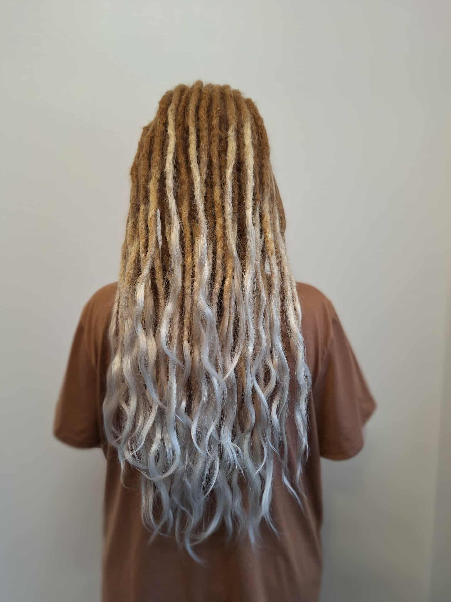 Inimjuustest pikendused lisatud rastapatsidele, pehme ja loomulik tulemus lahtiste otstega.